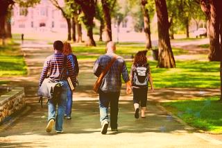 同学们吃穿学习都在船上深入体验这艘先进的静音绿色科考实习船